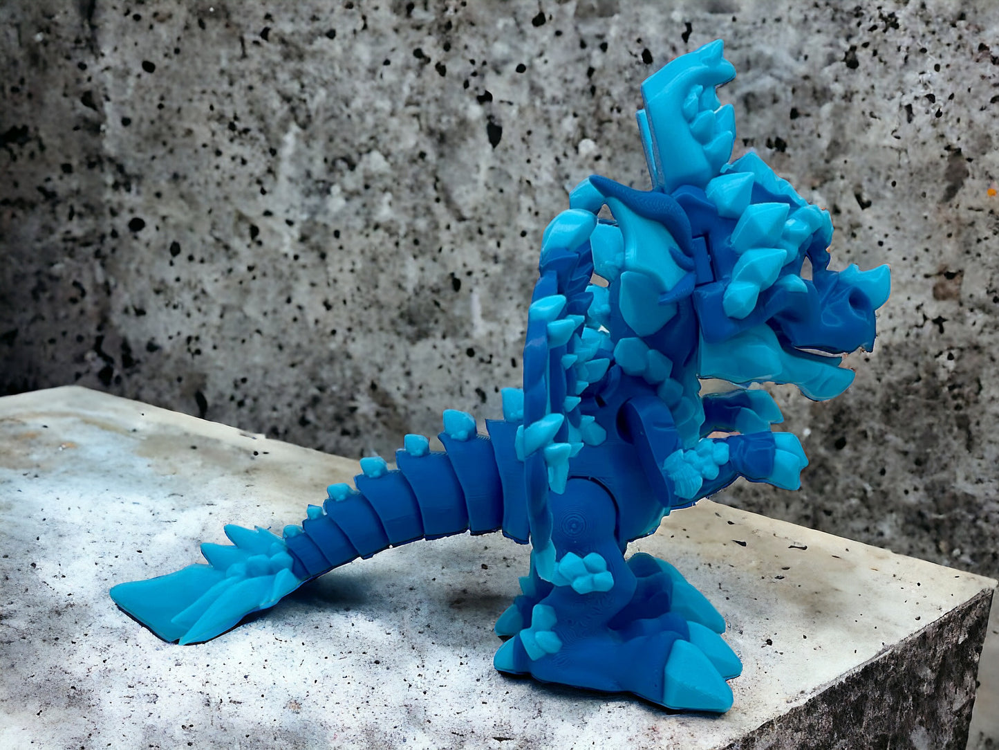 3D Druck Drache beweglich seitlich Blizzard der Frostdrache auf Betonplatte