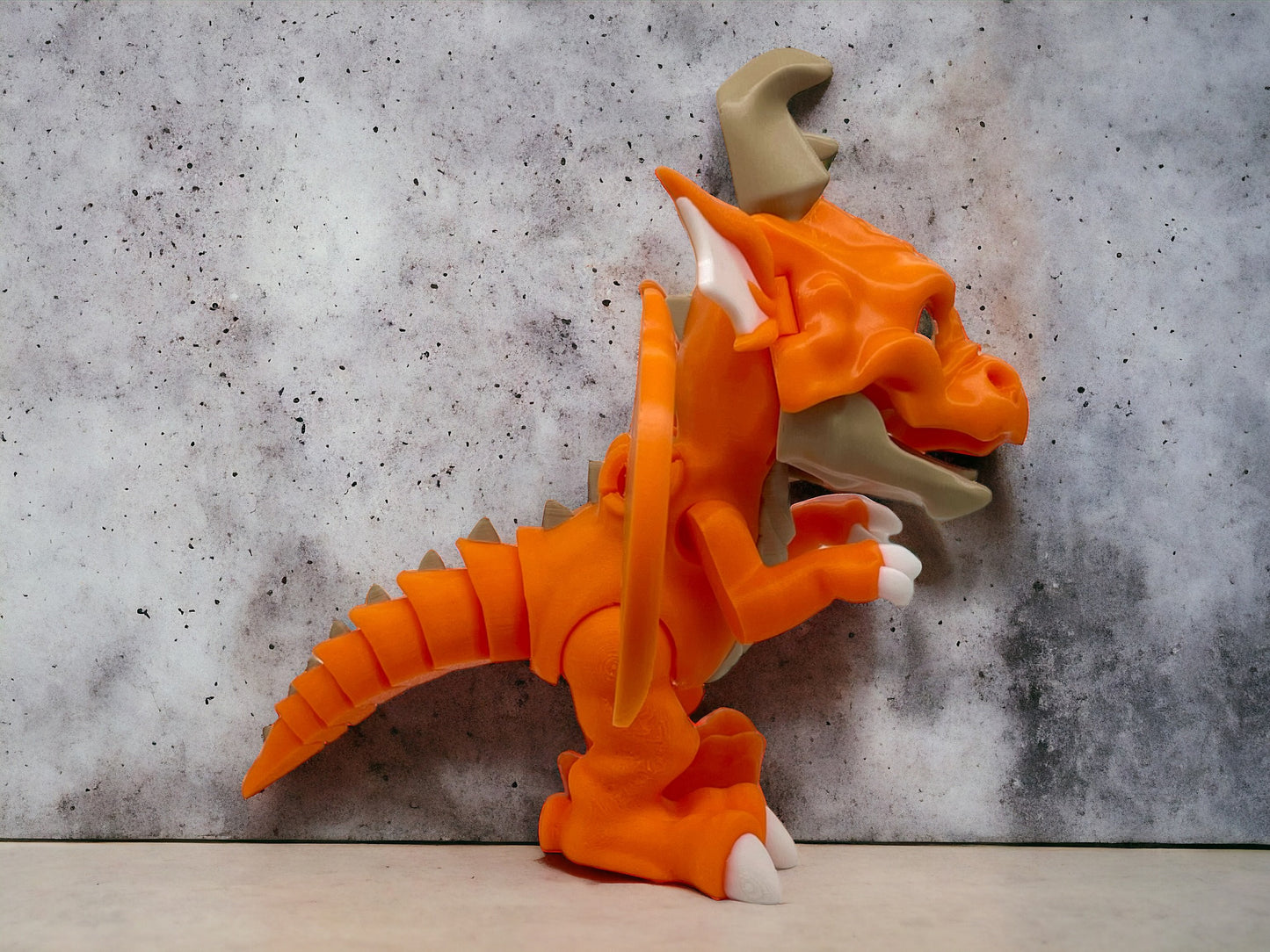 3D Druck Drache beweglich seitlich Eroberer der König der Drachen auf Betonplatte