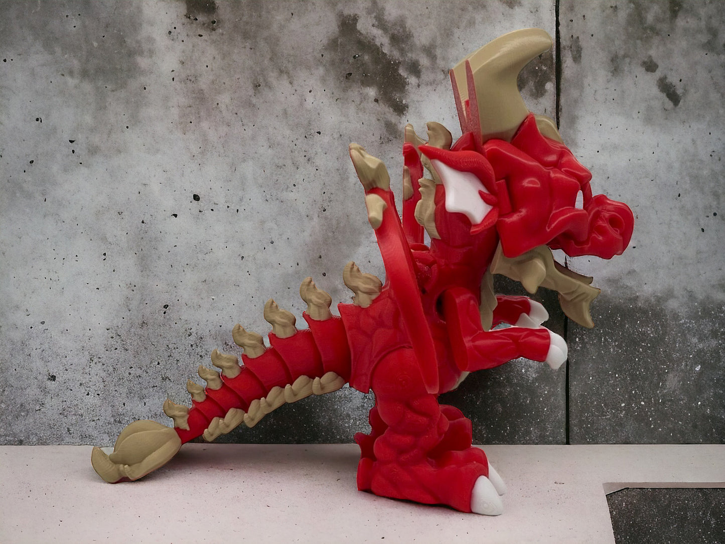 3D Druck Drache beweglich seitlich Feuerdrache auf Betonplatte