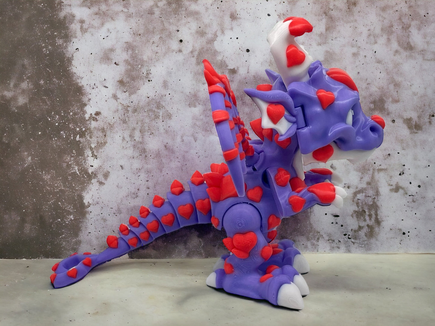 3D Druck Drache beweglich seitlich Heartbreaker der Liebesdrache auf Betonplatte