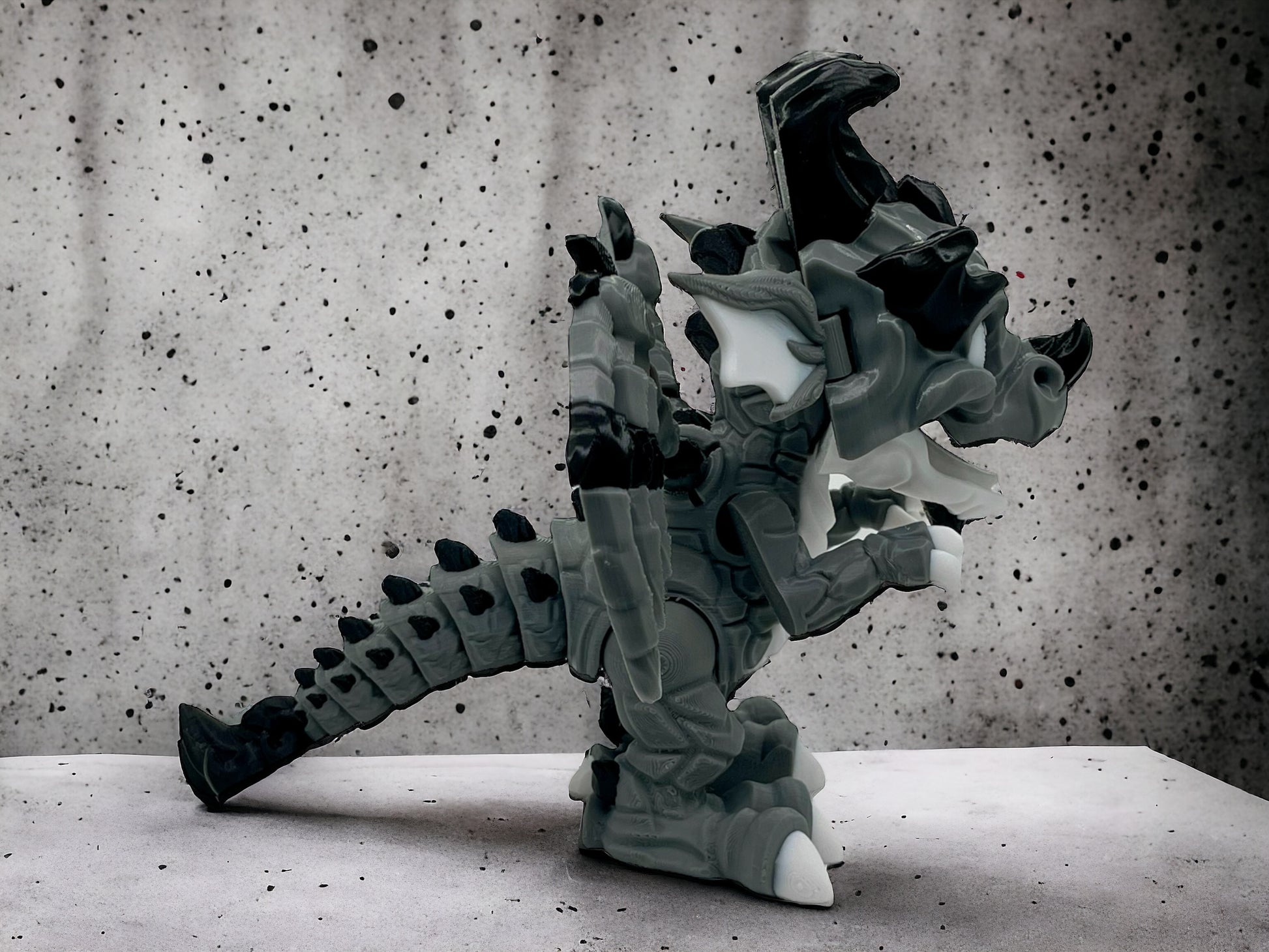 3D Druck Drache beweglich seitlich Stoney der Bergpfleger auf Betonplatte