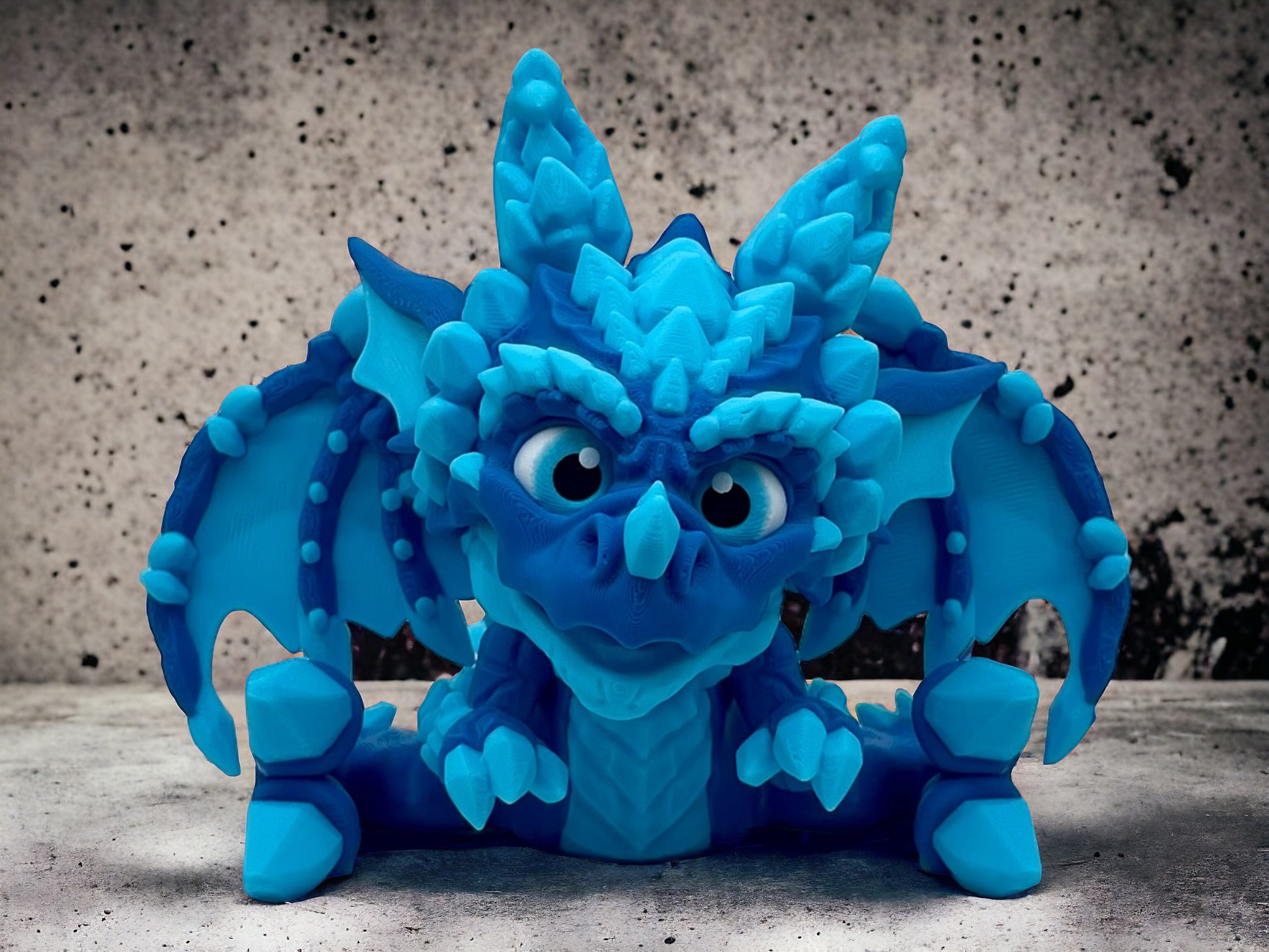 3D Druck Drache beweglich sitzend Blizzard der Frostdrache auf Betonplatte