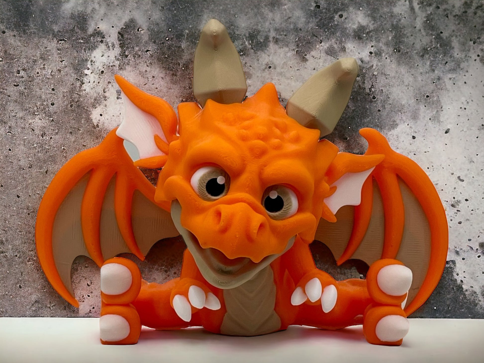 3D Druck Drache beweglich sitzend Eroberer der König der Drachen auf Betonplatte