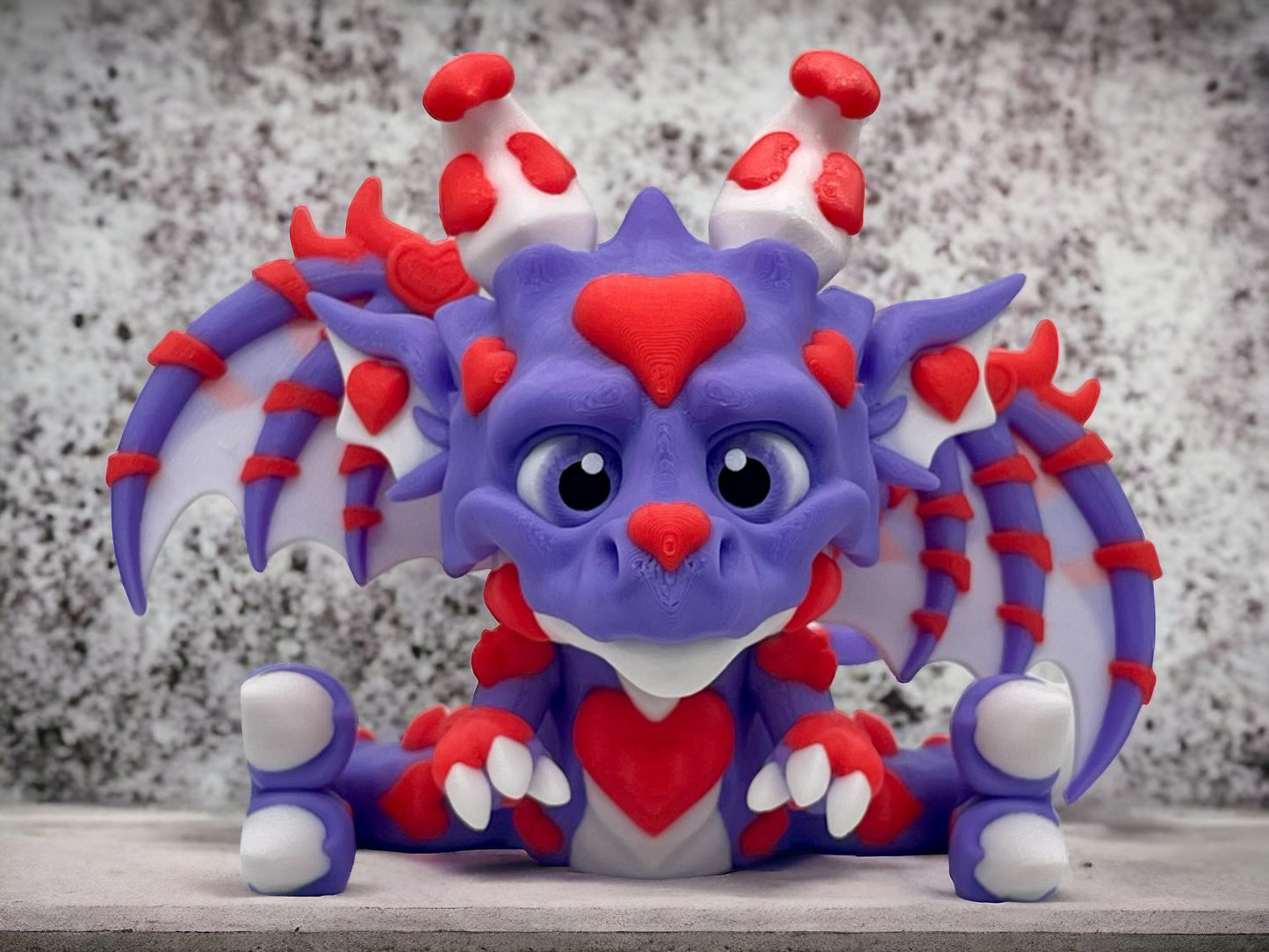 3D Druck Drache beweglich sitzend Heartbreaker der Liebesdrache auf Betonplatte