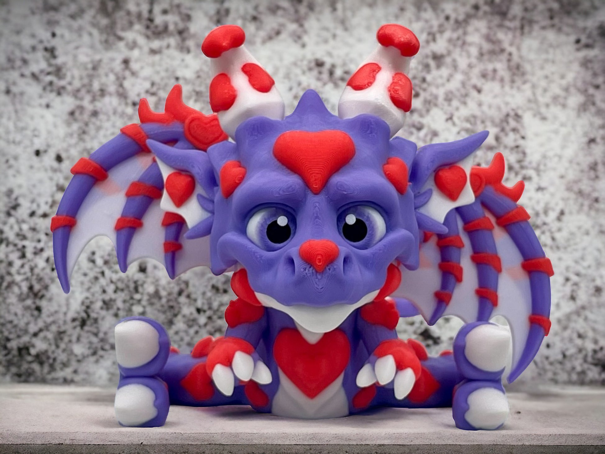 3D Druck Drache beweglich sitzend Heartbreaker der Liebesdrache auf Betonplatte