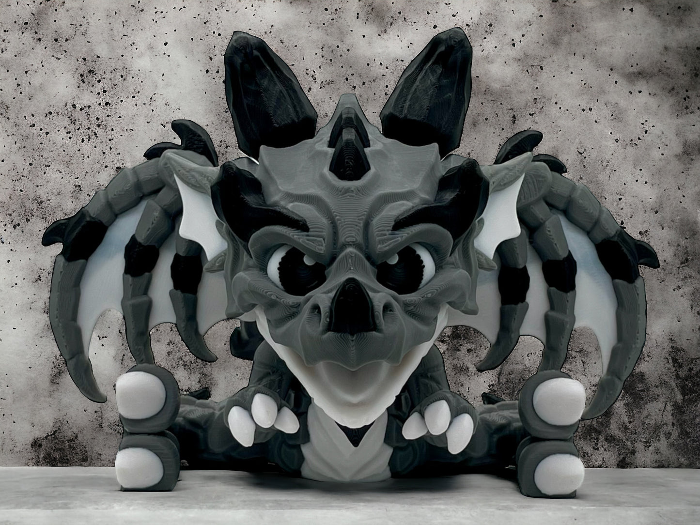3D Druck Drache beweglich sitzend Stoney der Bergpfleger auf Betonplatte