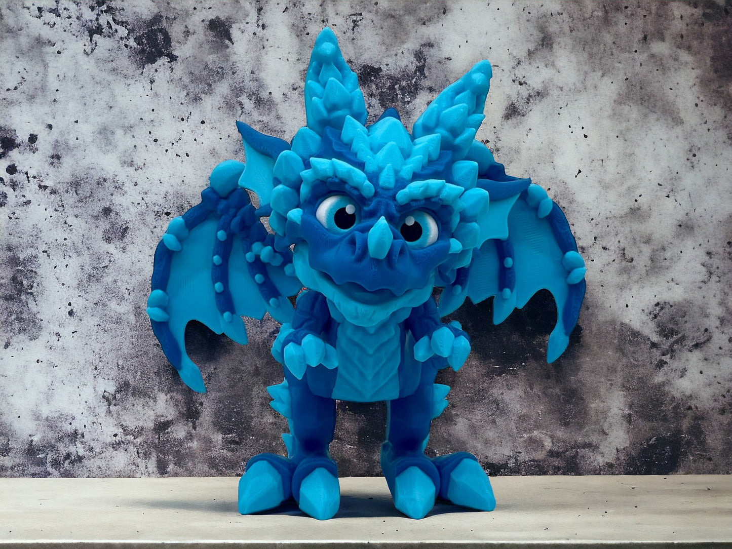 3D Druck Drache beweglich stehend Blizzard der Frostdrache auf Betonplatte