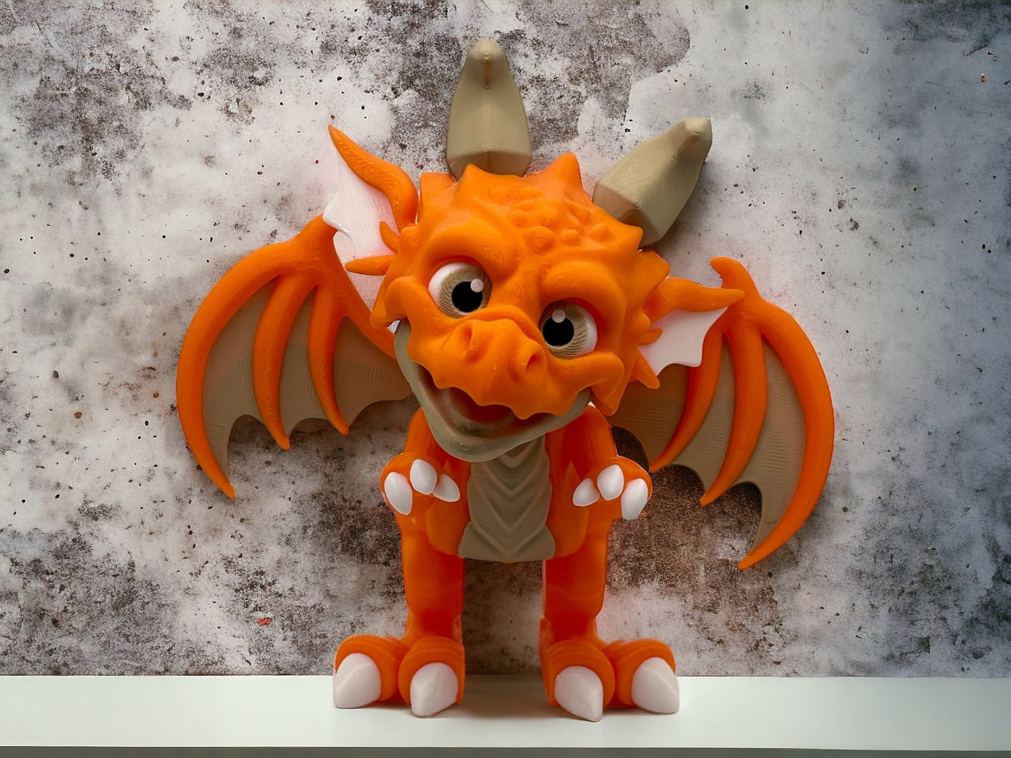 3D Druck Drache beweglich stehend Eroberer der König der Drachen auf Betonplatte