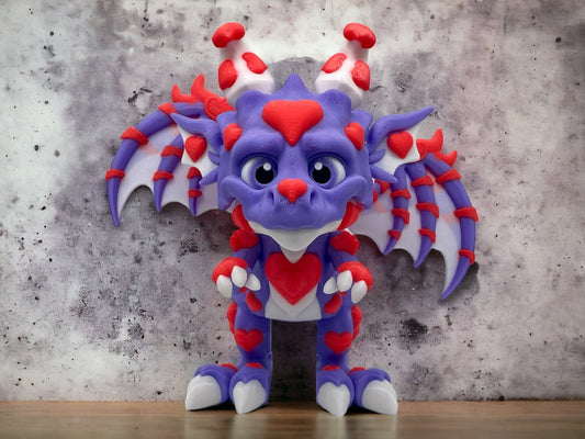 3D Druck Drache beweglich stehend Heartbreaker der Liebesdrache auf Betonplatte