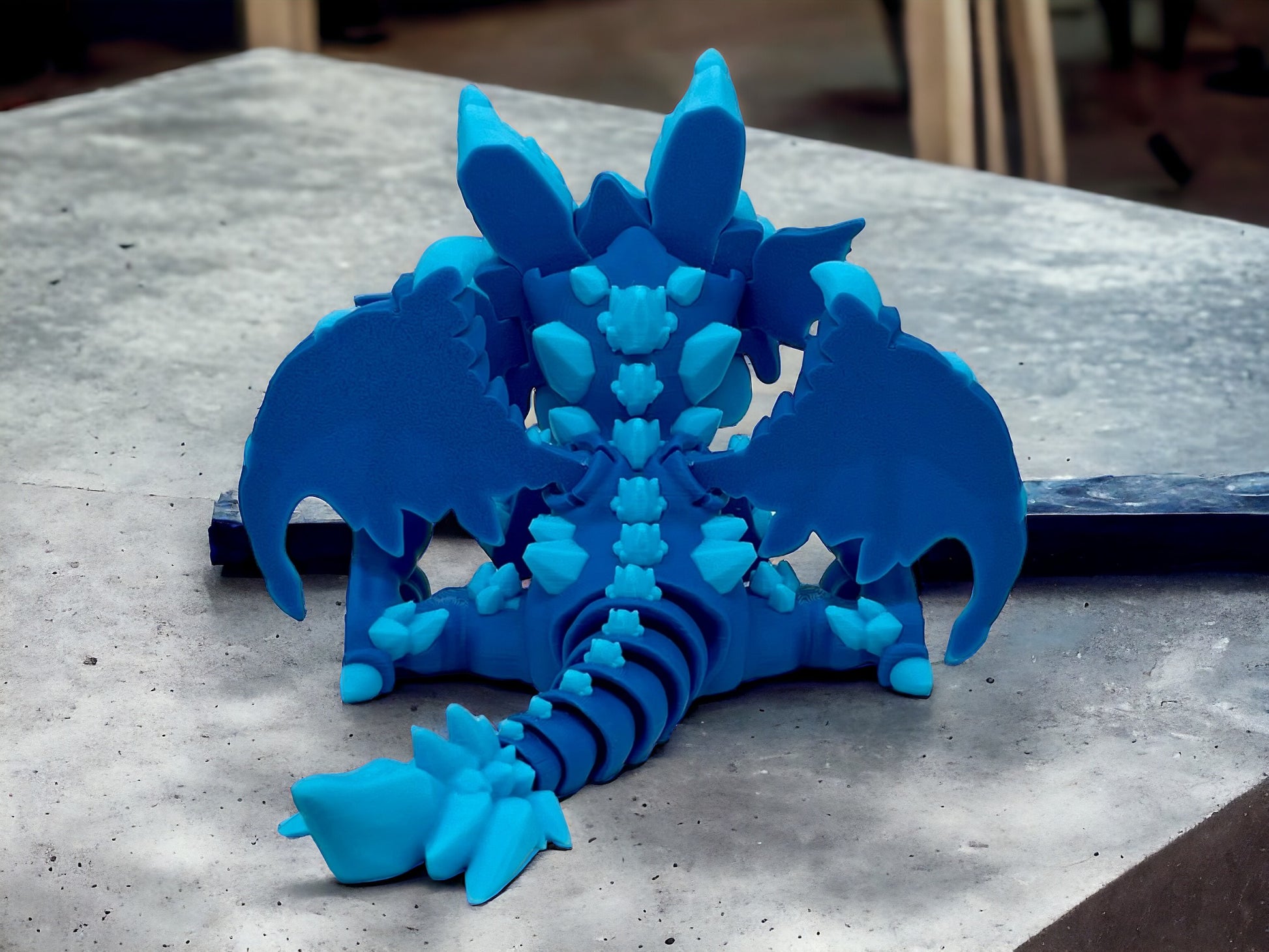 3D Druck Drache beweglich von hinten Blizzard der Frostdrache auf Betonplatte