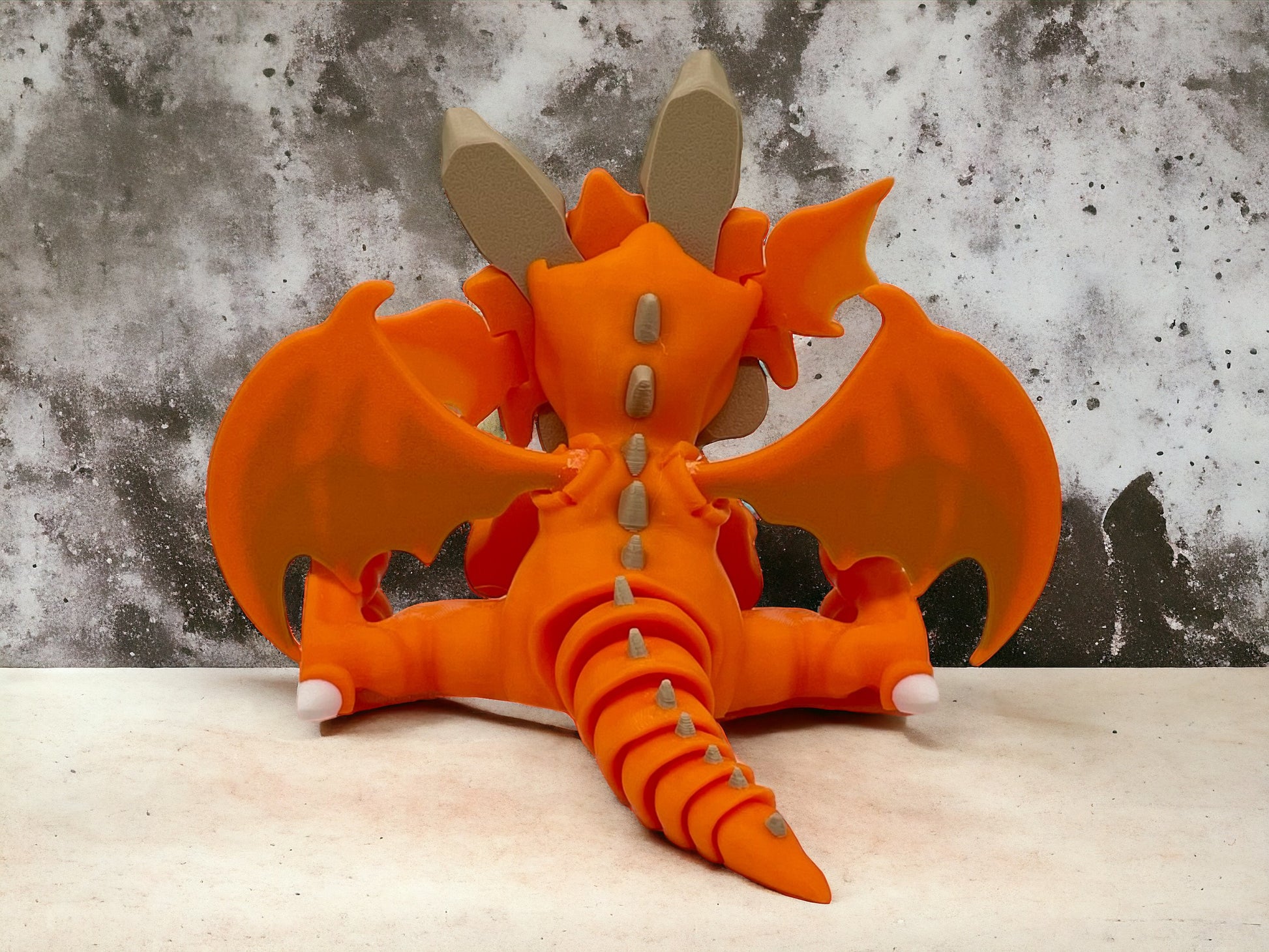 3D Druck Drache beweglich von hinten Eroberer der König der Drachen auf Betonplatte