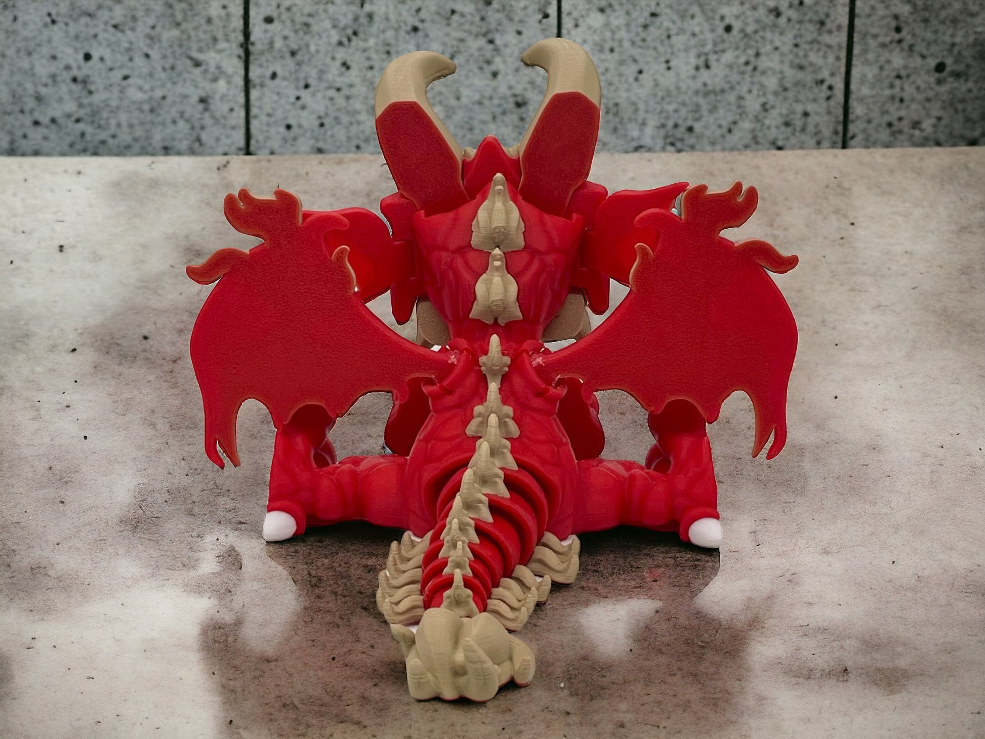 3D Druck Drache beweglich von hinten Feuerdrache auf Betonplatte
