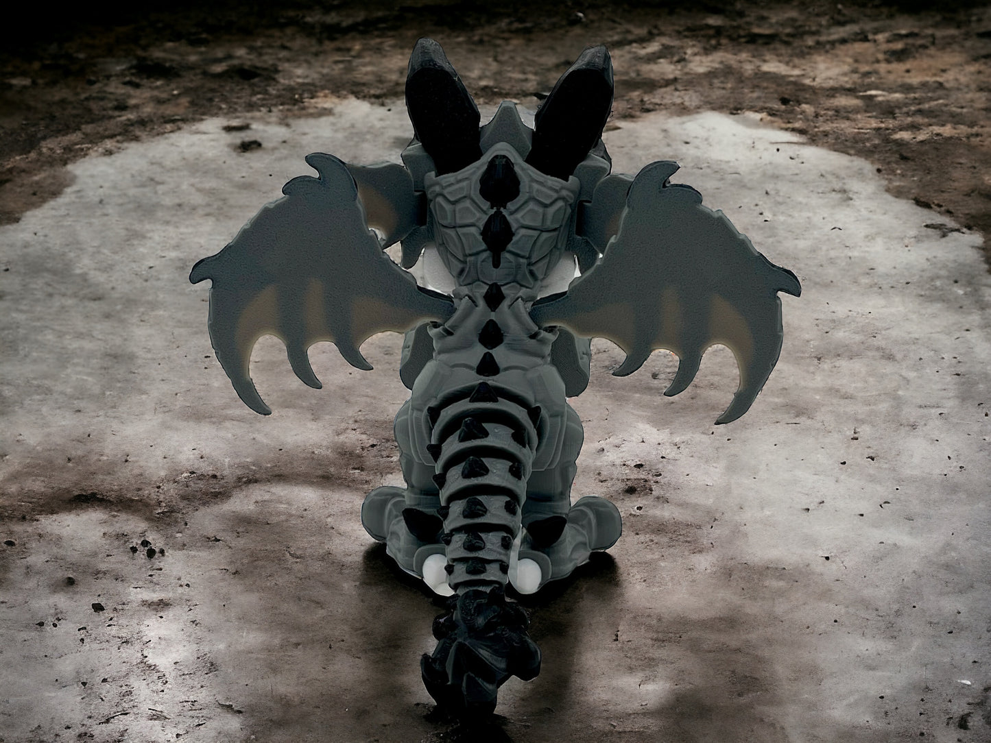 3D Druck Drache beweglich von hinten Stoney der Bergpfleger auf Betonplatte