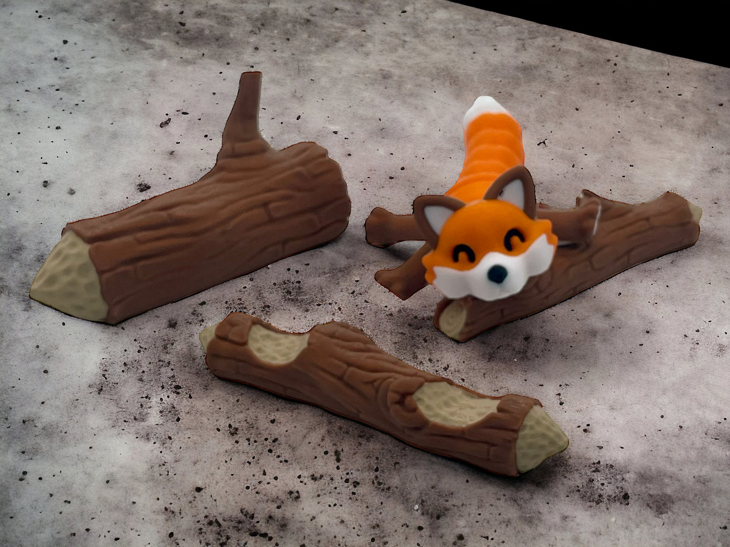 3D Druck Fuchs auf Baumstämmen