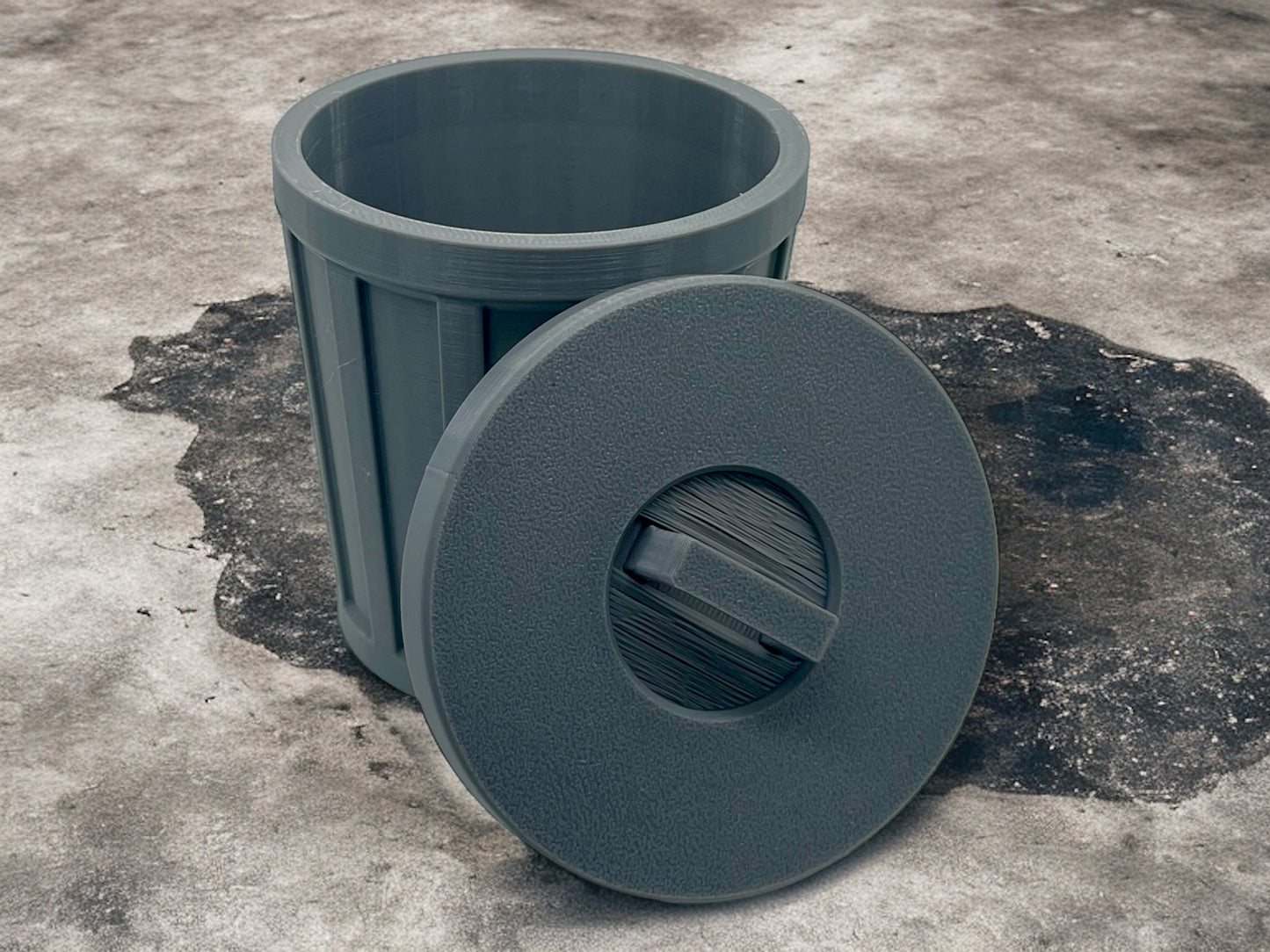 3D Druck Mülltonne mit Deckel auf Betonplatte