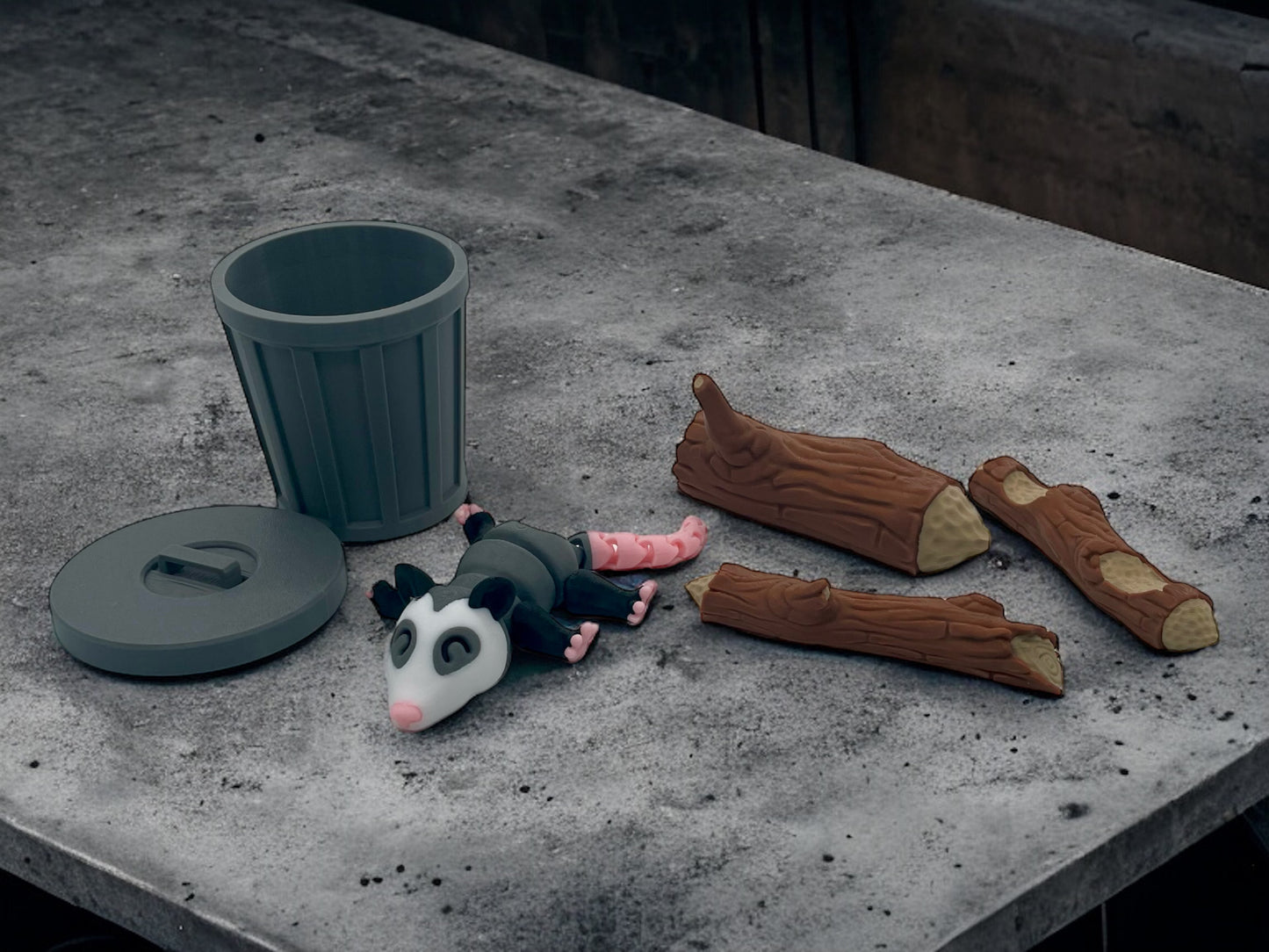 3D Druck Opossum auf Betonplatte mit Baumstämmen und Mülltonne mit Deckel