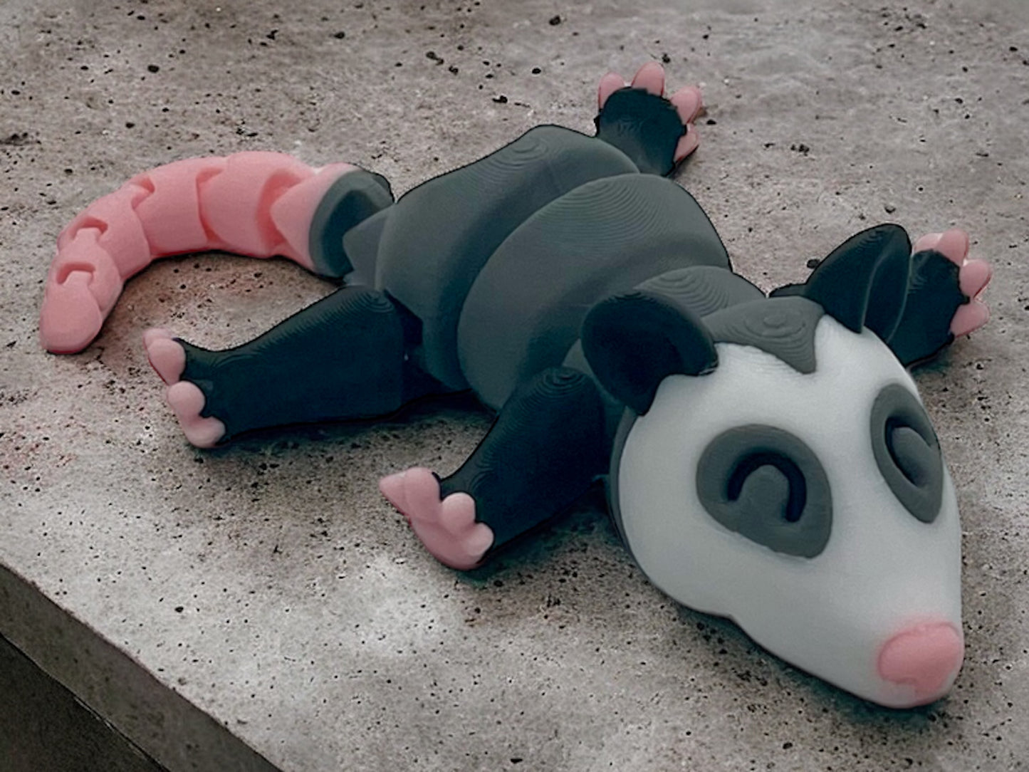 3D Druck Opossum auf Betonplatte