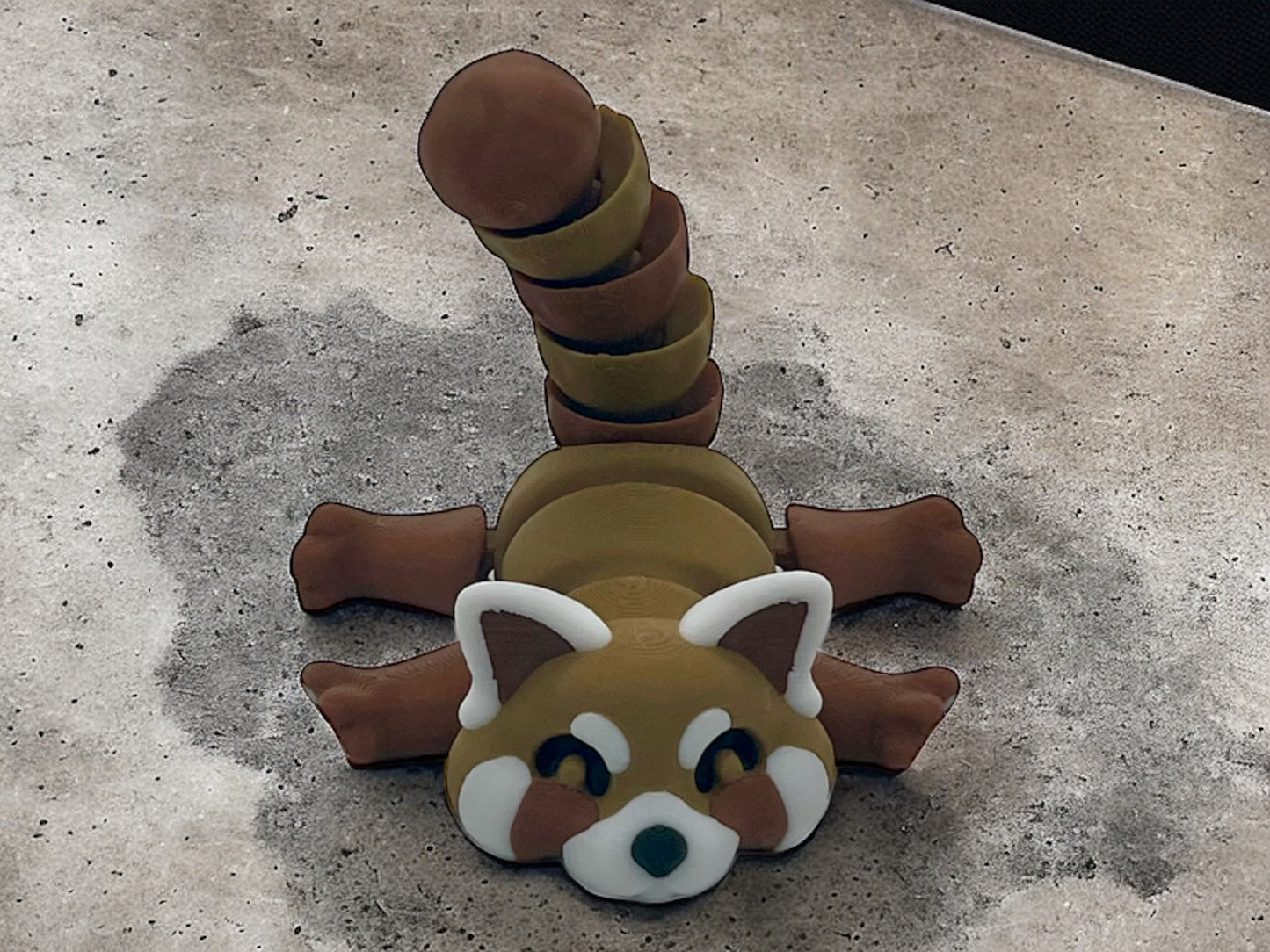 3D Druck Roter Panda auf Betonplatte