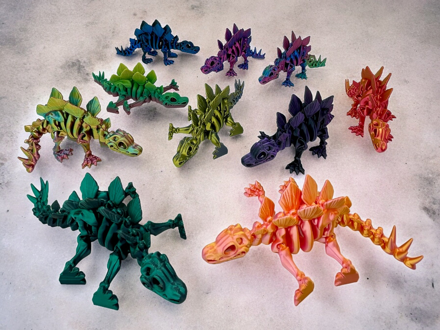 3D Druck Stegosaurus Herde Skelette beweglich auf Betonplatte in vielen Farben