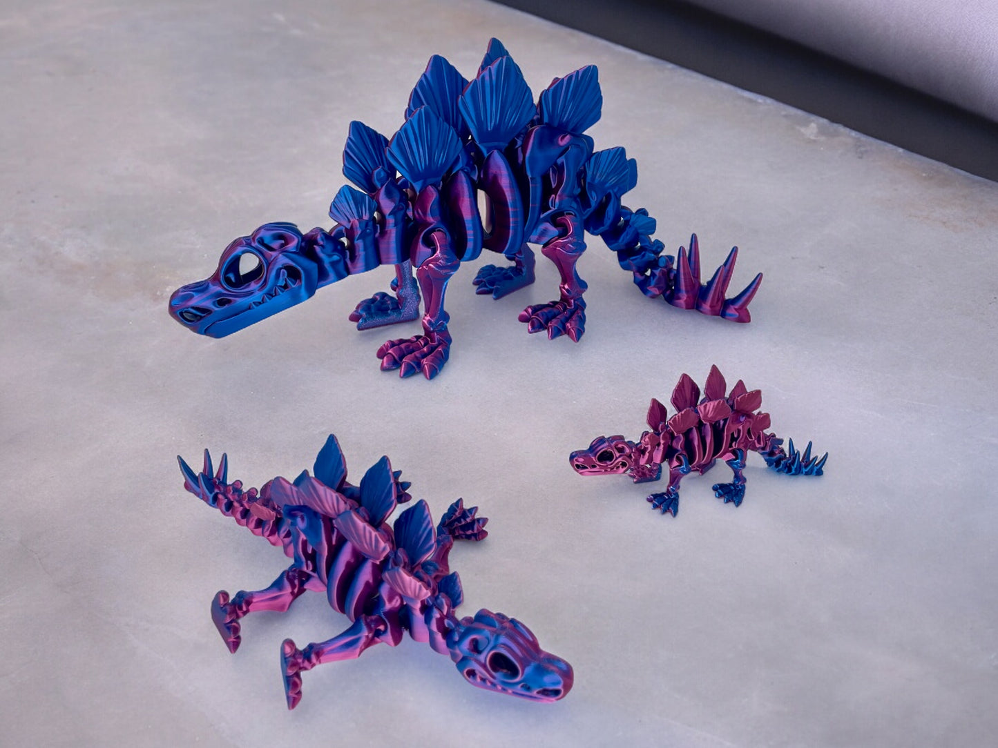 3D Druck Stegosaurus Skelett beweglich Rot Blau