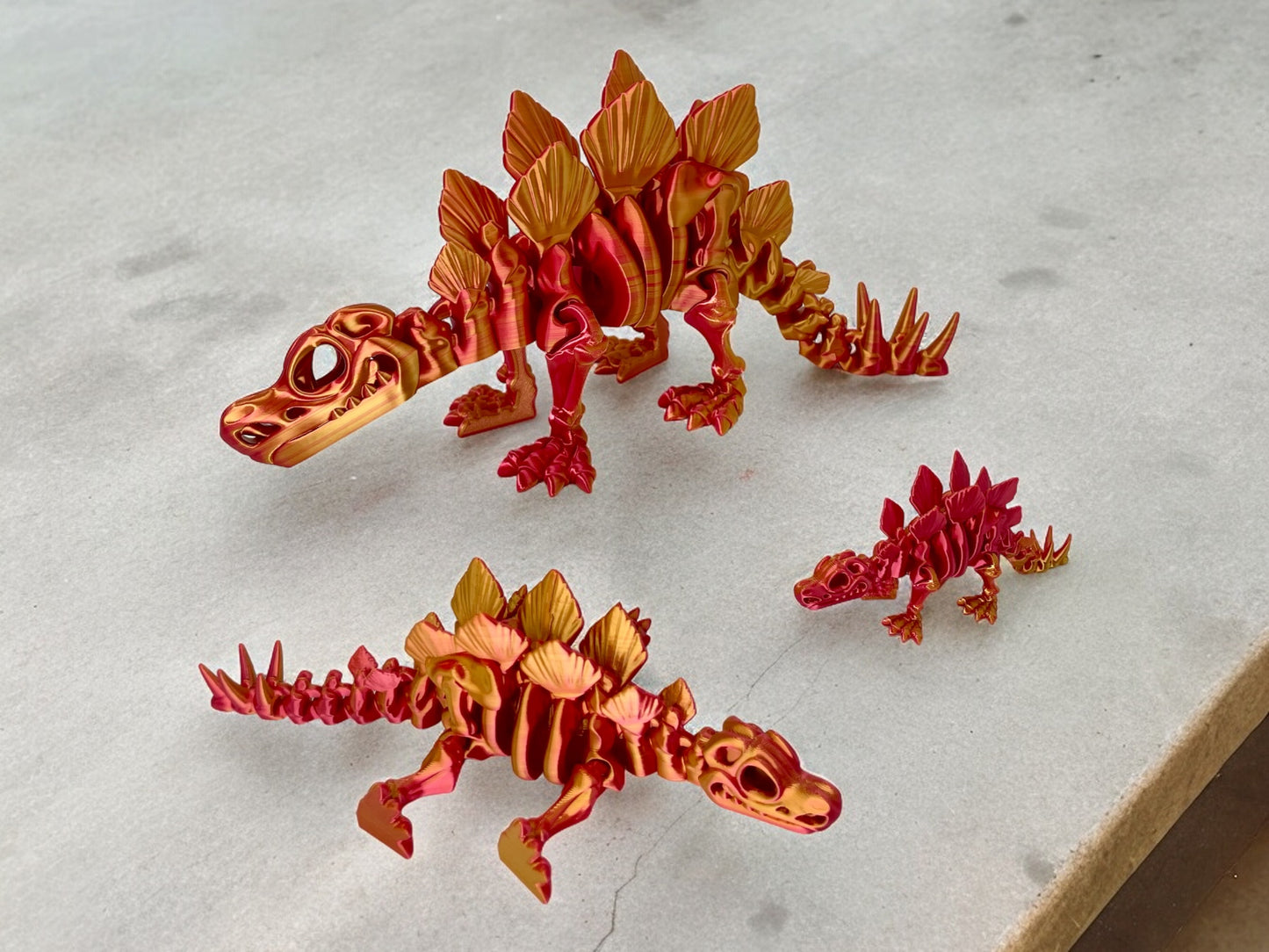 3D Druck Stegosaurus Skelett beweglich Rot Gold