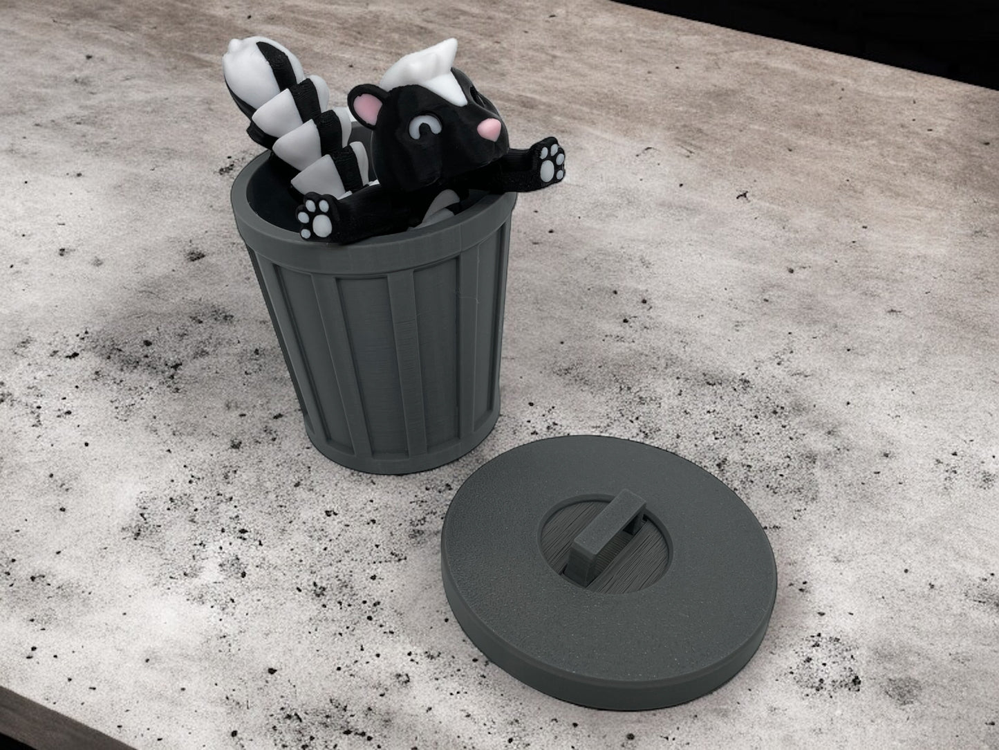 3D Druck Stinktier in Mülltonne mit Deckel