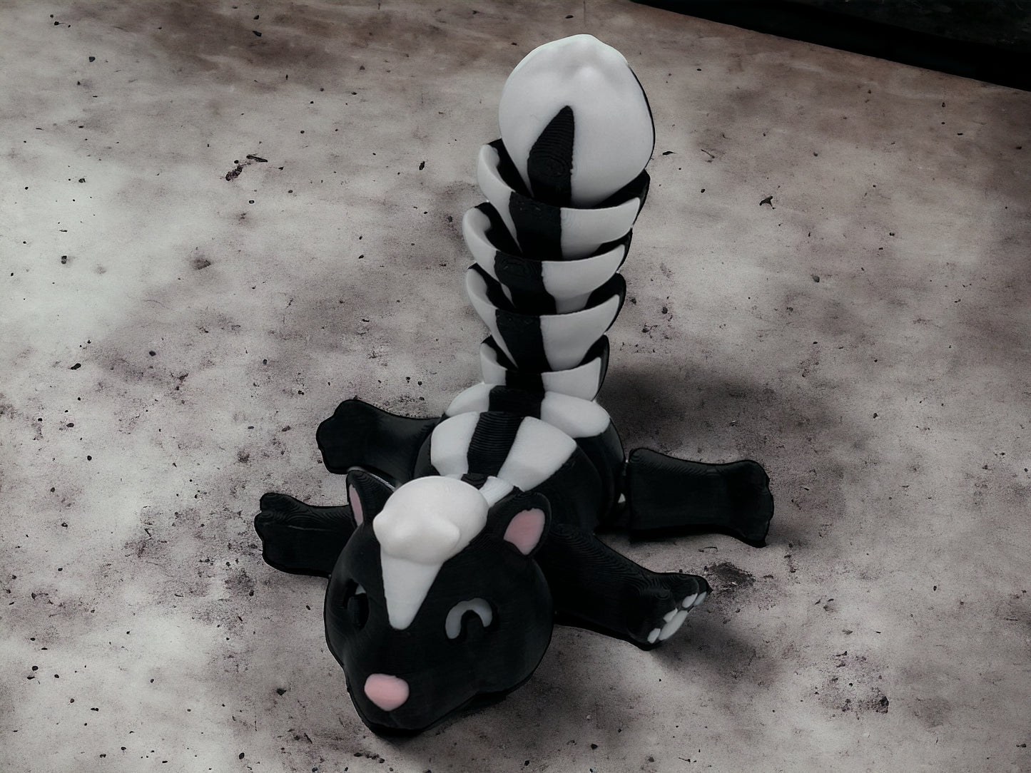 3D Druck Stinktier auf Betonplatte
