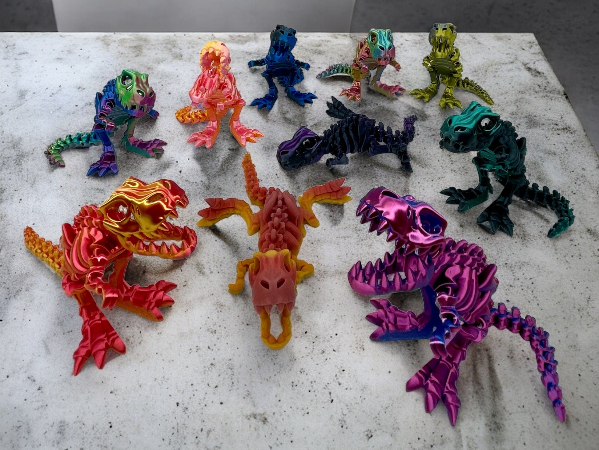 3D Druck T-Rex Rudel Skelette beweglich auf Betonplatte in vielen Farben