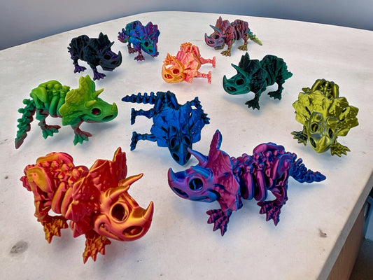 3D Druck Triceratops Herde Skelette beweglich auf Betonplatte in vielen Farben