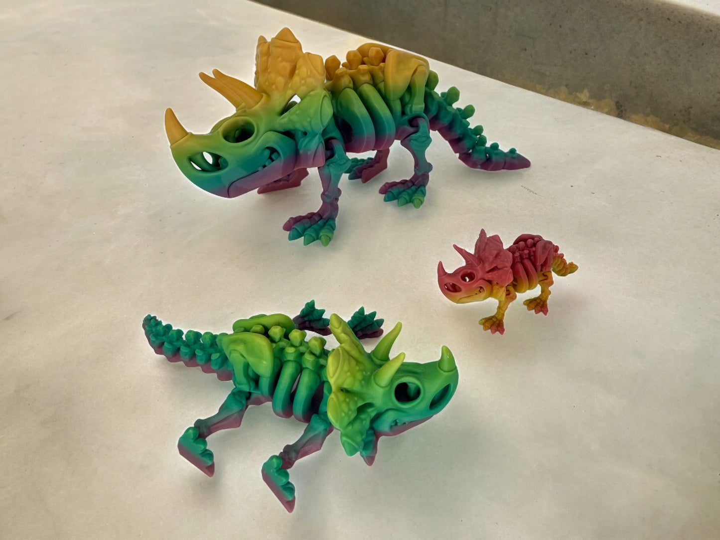 3D Druck Triceratops Skelett beweglich Regenbogen