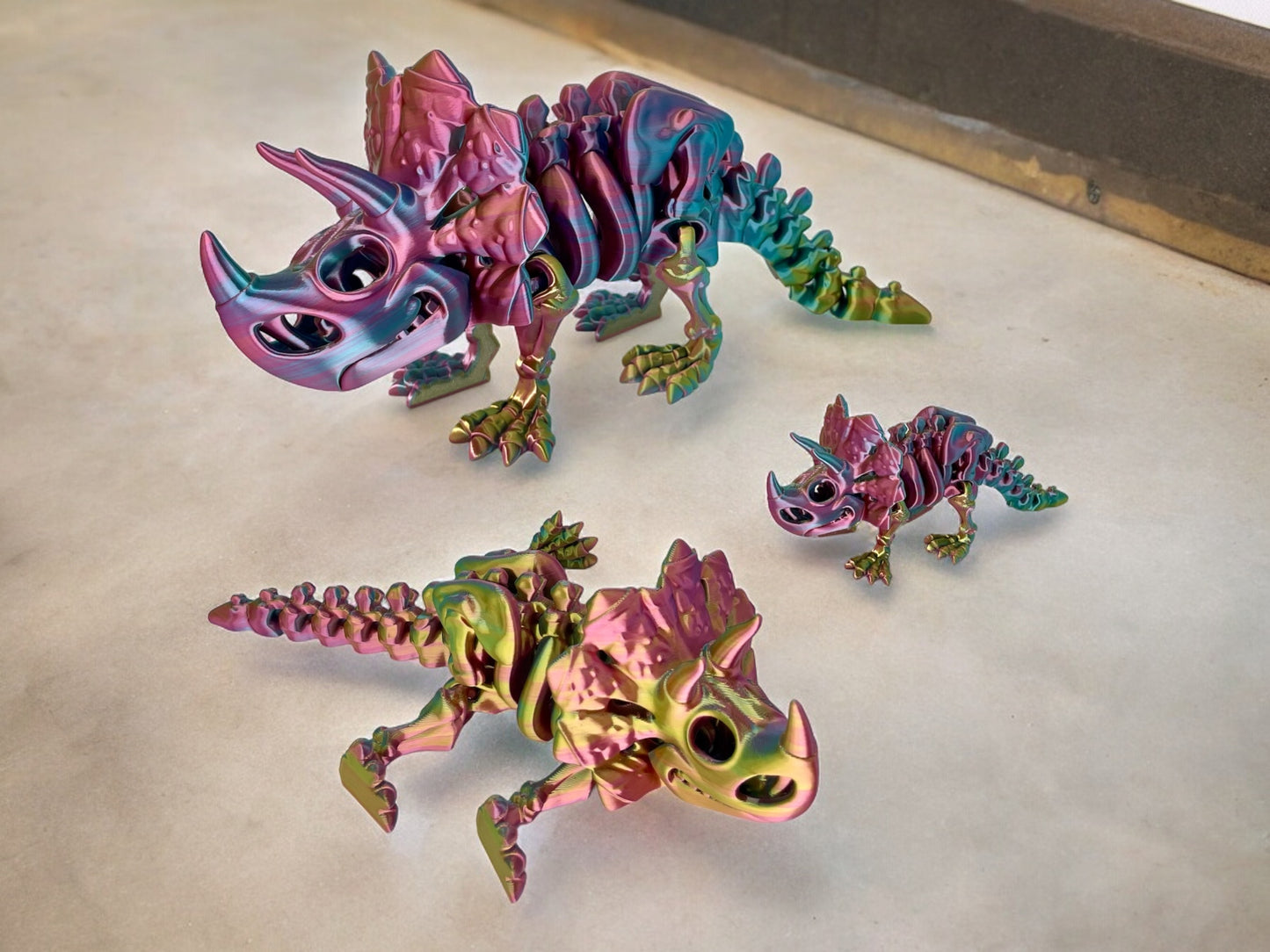 3D Druck Triceratops Skelett beweglich Rot Gelb Grün