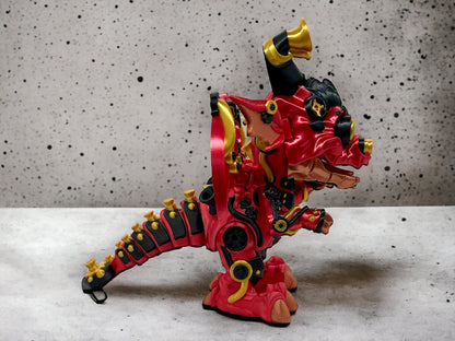 3D Druck Drache beweglich seitlich Metal Titan Steampunk auf Betonplatte