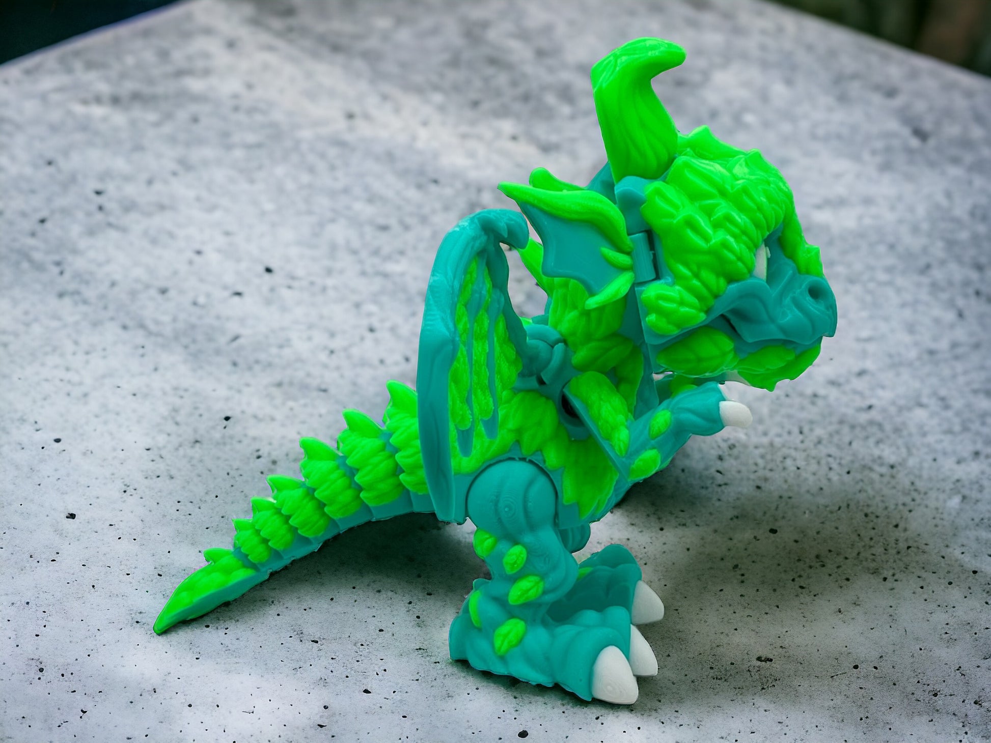 3D Druck Drache beweglich seitlich Mythisches Herz des Walddrachen auf Betonplatte