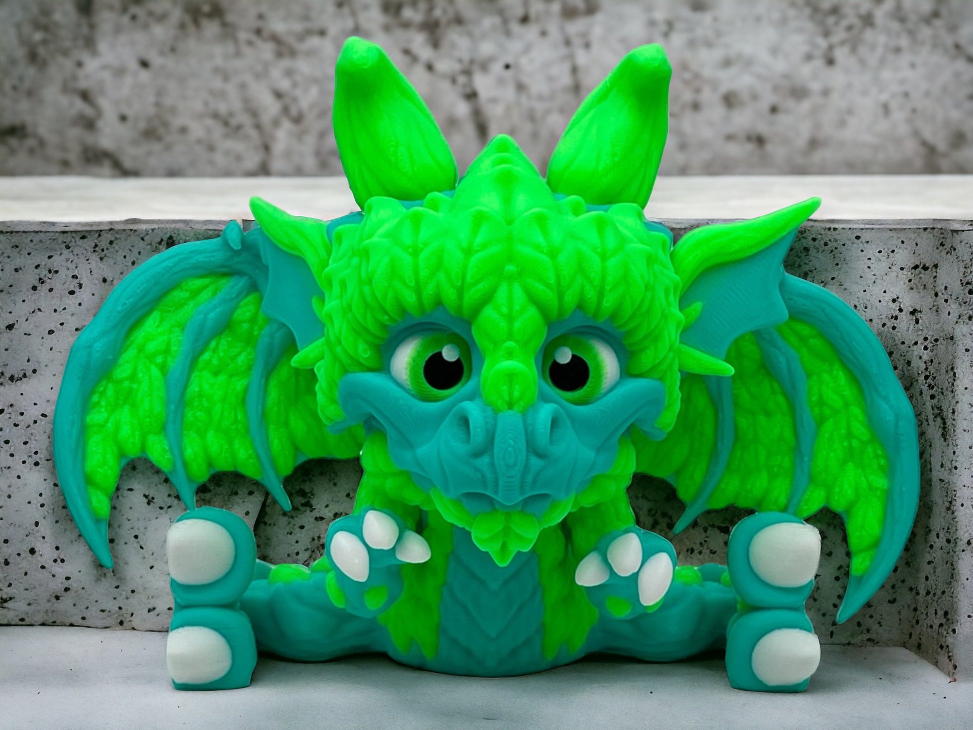 3D Druck Drache beweglich sitzend Mythisches Herz des Walddrachen auf Betonplatte