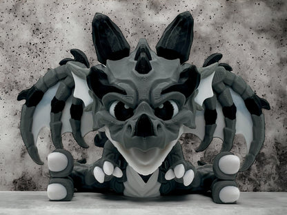 3D Druck Drache beweglich sitzend Stoney der Bergpfleger auf Betonplatte