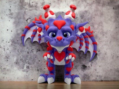 3D Druck Drache beweglich stehend Heartbreaker der Liebesdrache auf Betonplatte