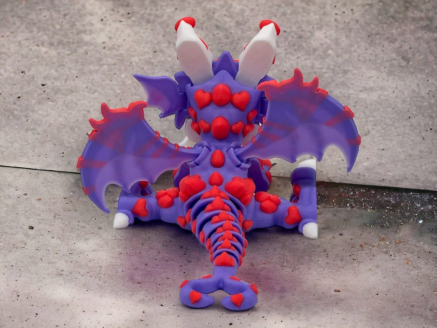 3D Druck Drache beweglich von hinten Heartbreaker der Liebesdrache auf Betonplatte