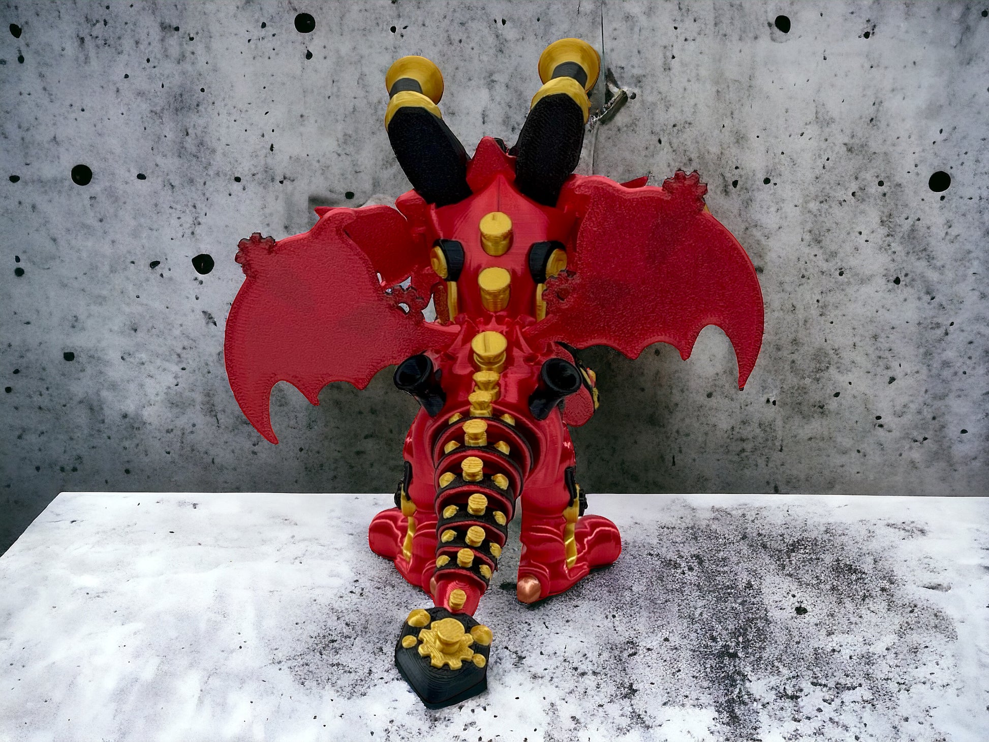 3D Druck Drache beweglich von hinten Metal Titan Steampunk auf Betonplatte