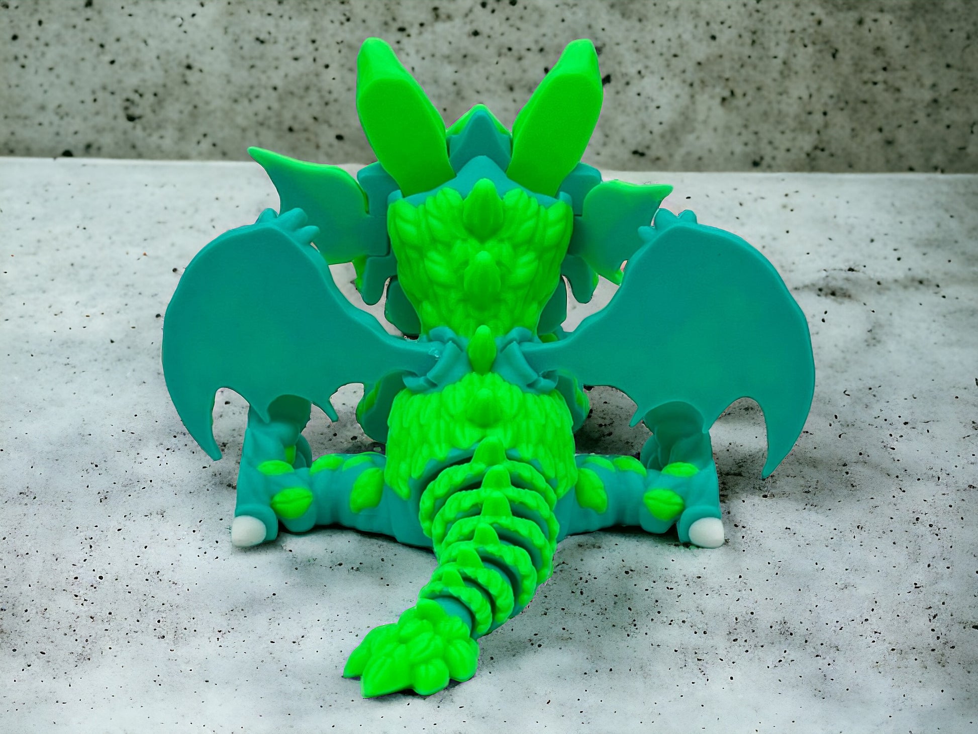 3D Druck Drache beweglich von hinten Mythisches Herz des Walddrachen auf Betonplatte