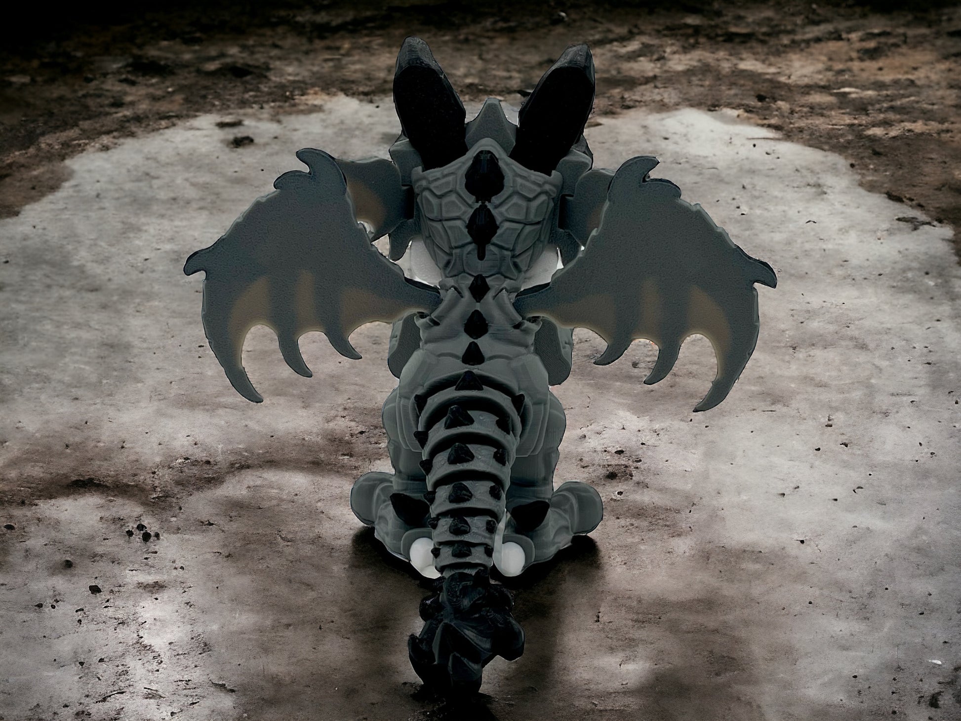 3D Druck Drache beweglich von hinten Stoney der Bergpfleger auf Betonplatte
