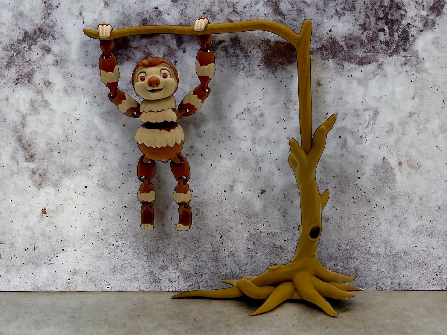 3D Druck Faultier beweglich hängt an einem Baum auf Betonplatte