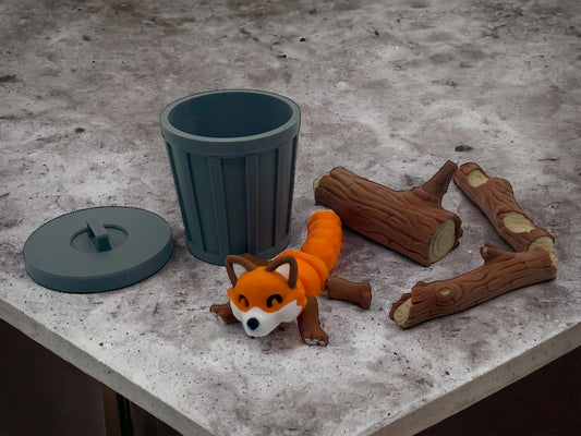 3D Druck Fuchs auf Betonplatte mit Baumstämmen und Mülltonne mit Deckel