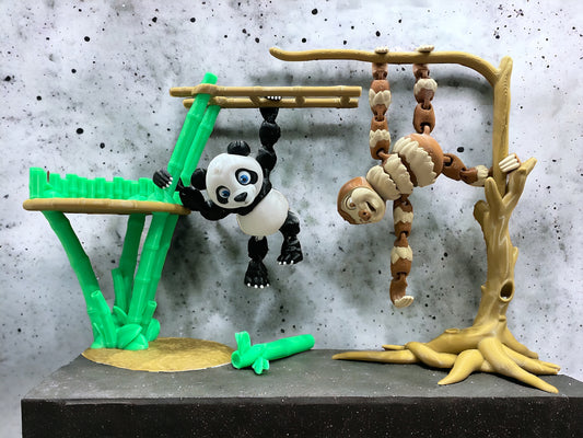 3D Druck großer Panda beweglich hängt am Bambus mit einer Leiter und bewegliches Faultier hängend an einem Baum auf Betonplatte