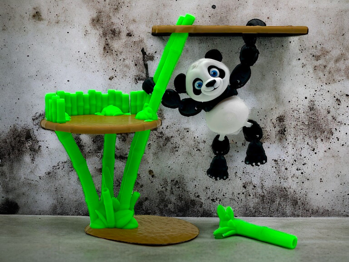 3D Druck großer Panda beweglich hängt am Bambus mit einer Leiter auf Betonplatte