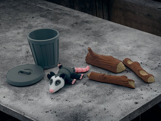 3D Druck Opossum auf Betonplatte mit Baumstämmen und Mülltonne mit Deckel