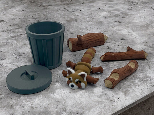 3D Druck Roter Panda auf Betonplatte mit Baumstämmen und Mülltonne mit Deckel