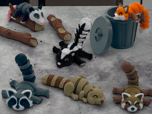3D Druck Tier Set Stinktier Opossum Fuchs Roter Panda Biber Waschbär auf Betonplatte mit drei Baumstämmen und einer Mülltonne mit Deckel