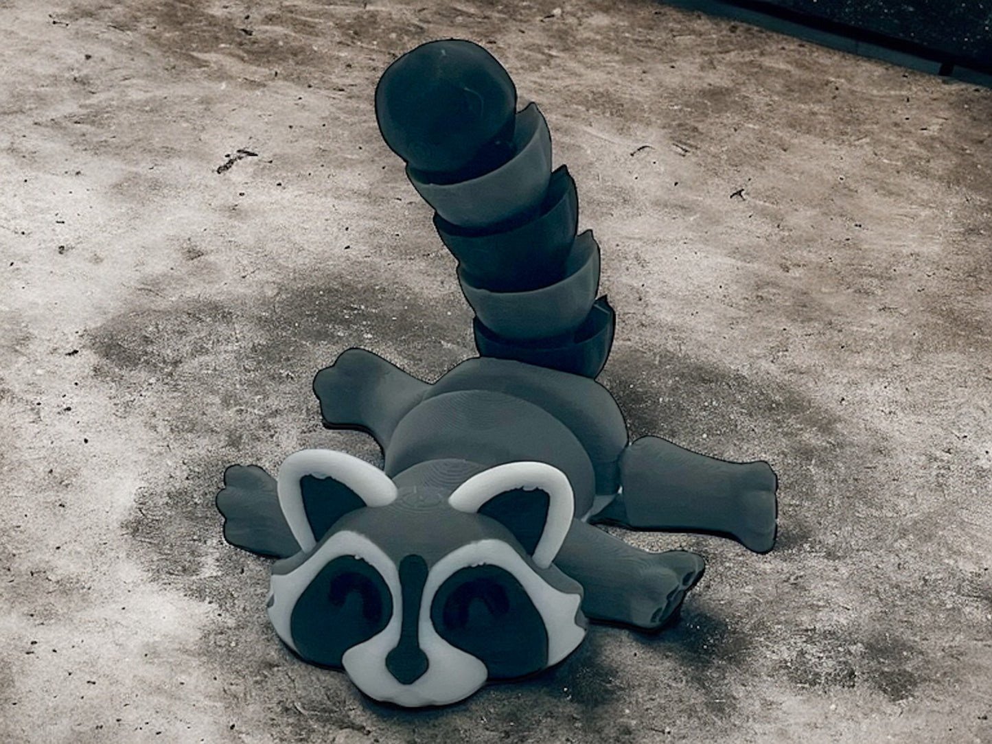 3D Druck Waschbär auf Betonplatte